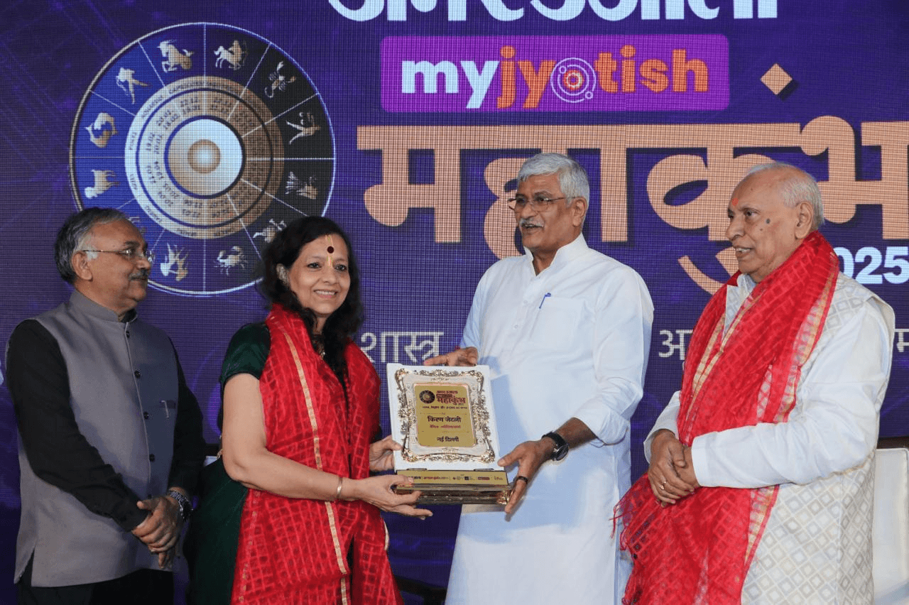Dr. Kiran Jaitley receiving an award on stage
