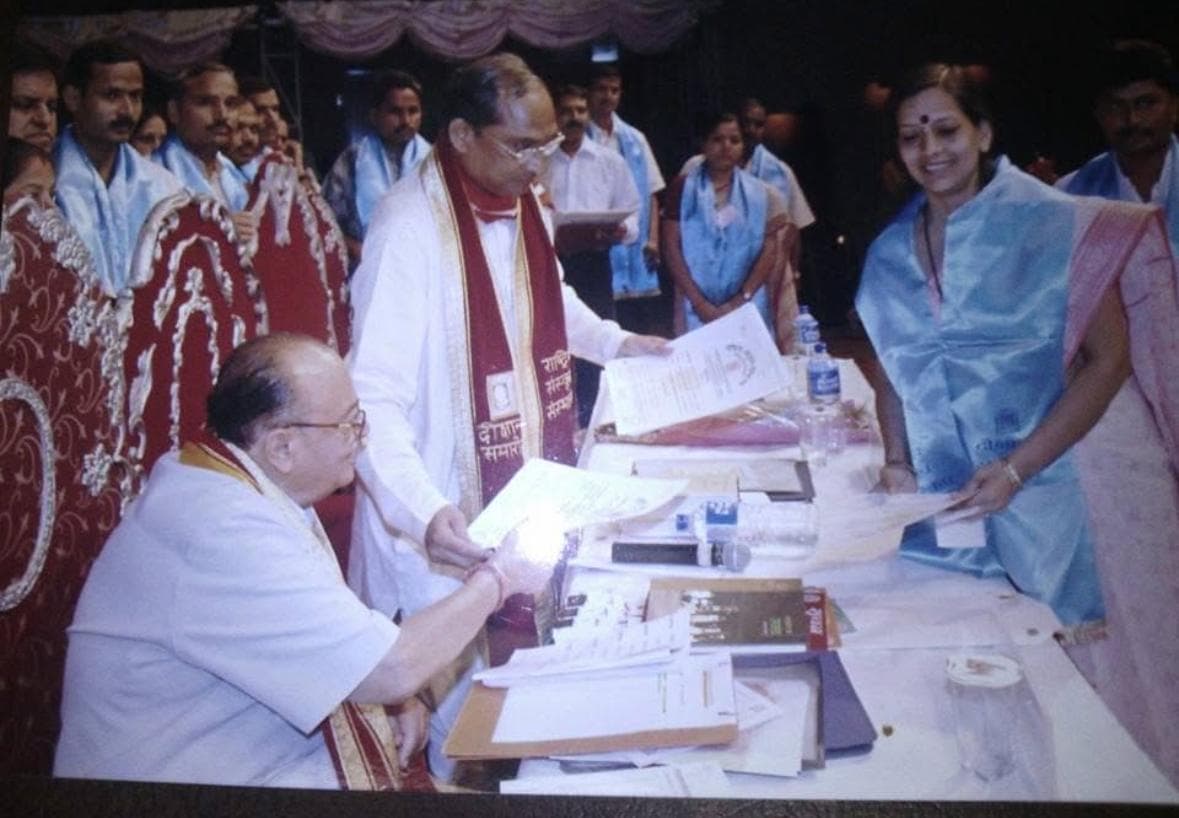 Dr. Kiran Jaitley at a certificate award ceremony