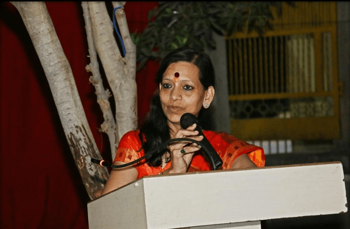 Dr. Kiran Jaitley speaking at a lectern