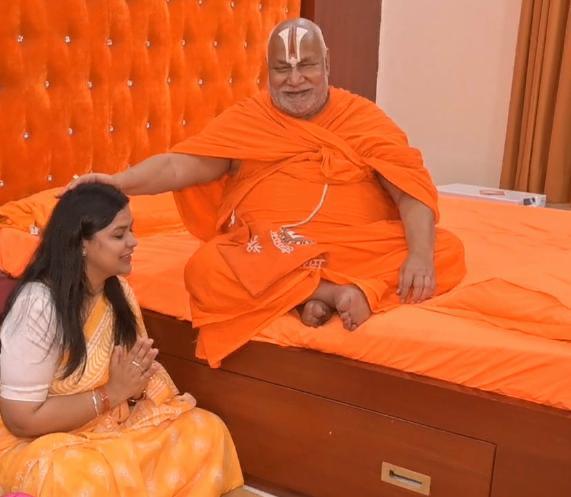 Dr. Gargi A. Jaitleey आशीर्वाद लेते हुए